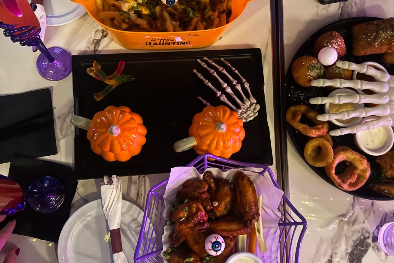 halloween theme bars and restaurants in nyc - sugar factory nyc - halloween events in nyc